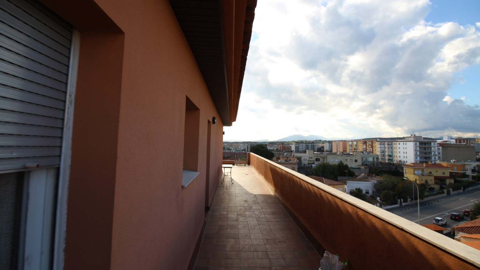 Ático en venta de 4 habitaciones con gran terraza y plaza de parking, en Creu de la Mà.
