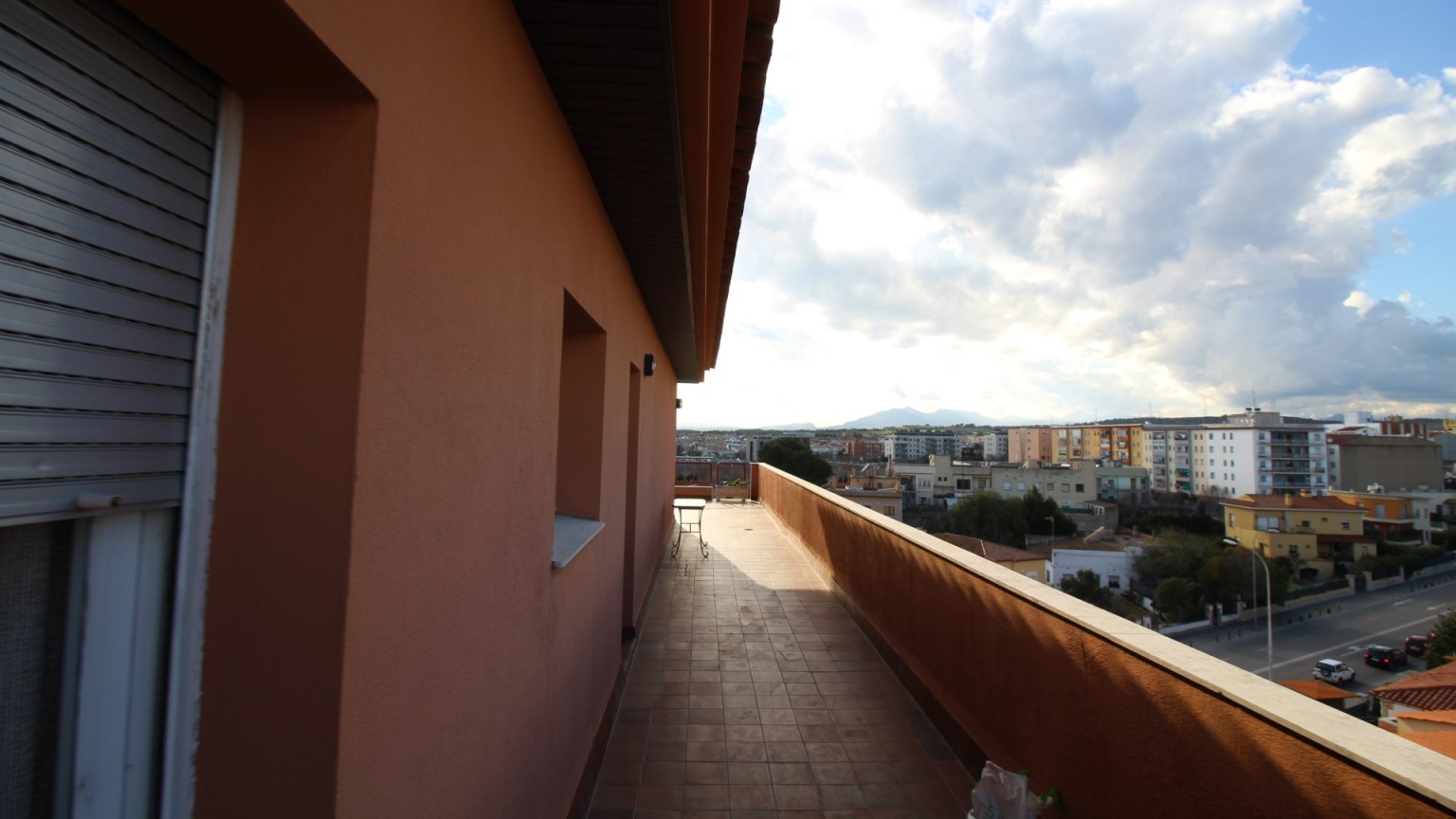 Àtic en venda de 4 habitacions amb gran terrassa i plaça de pàrquing, a Creu de la Mà.