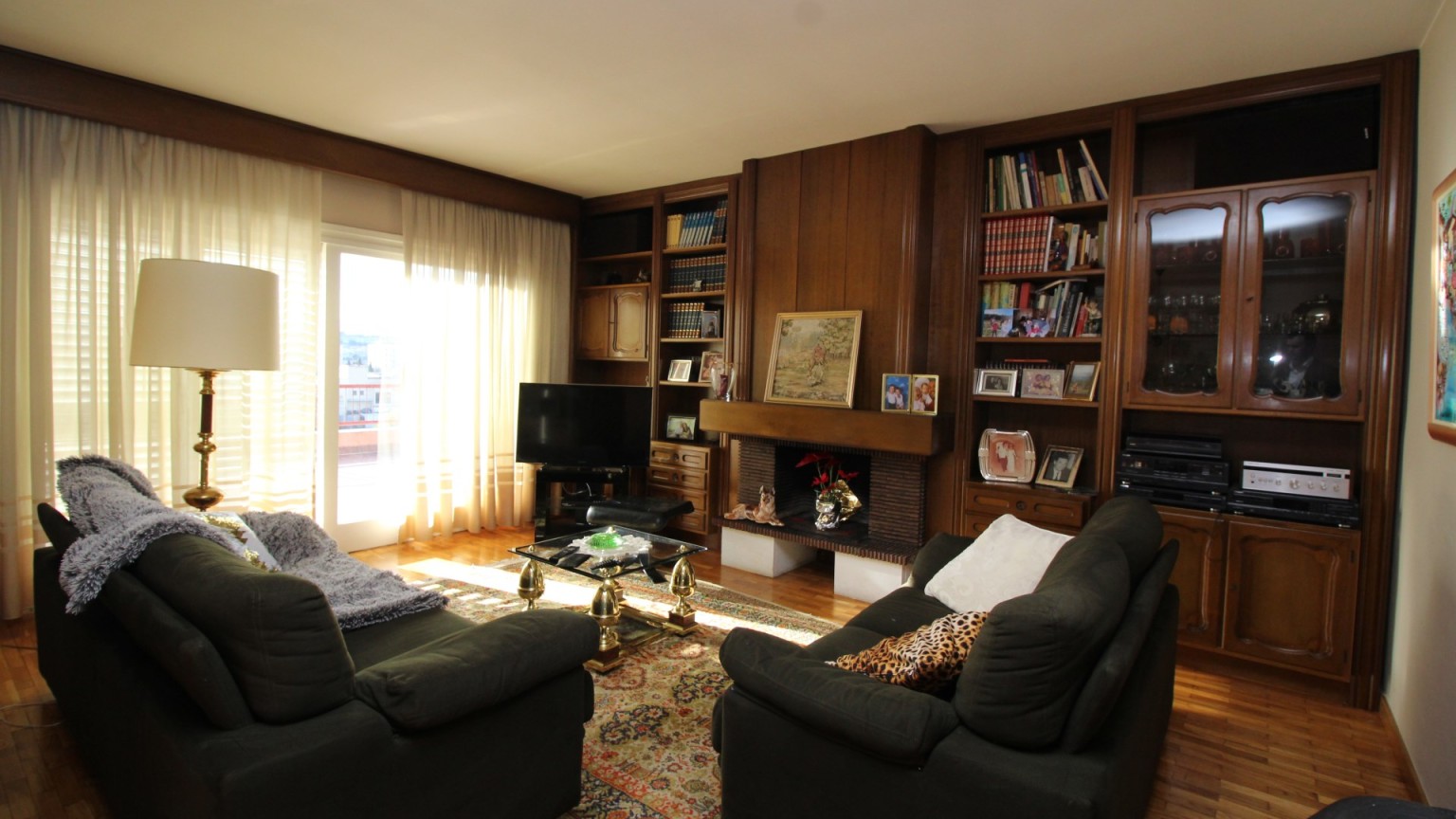 Penthouse for sale with 4 bedrooms with large terrace and parking space, in Creu de la Mà.