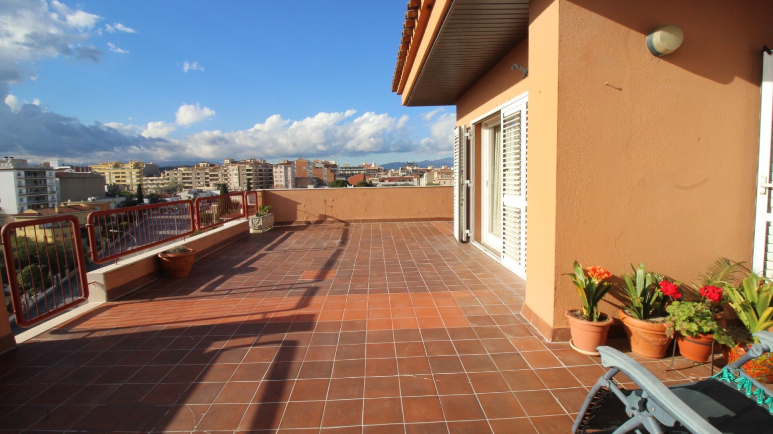 Àtic en venda de 4 habitacions amb gran terrassa i plaça de pàrquing, a Creu de la Mà.