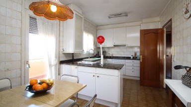 Penthouse à vendre avec 4 chambres avec grande terrasse et place de parking, à Creu de la Mà.