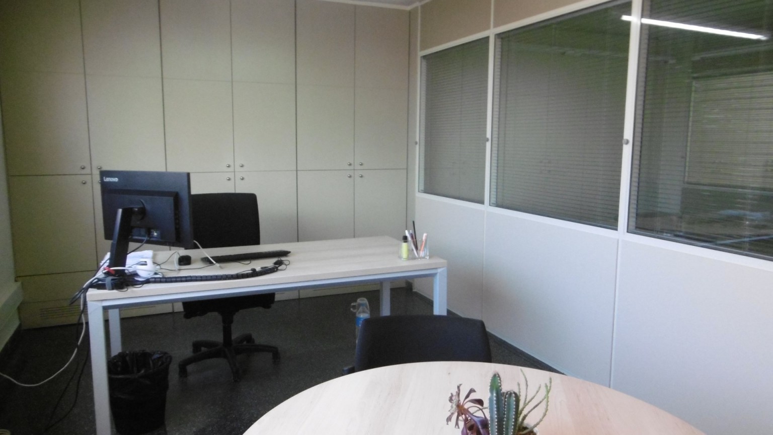 Luminous professional office for sale - Located in the "SINDICATS" building