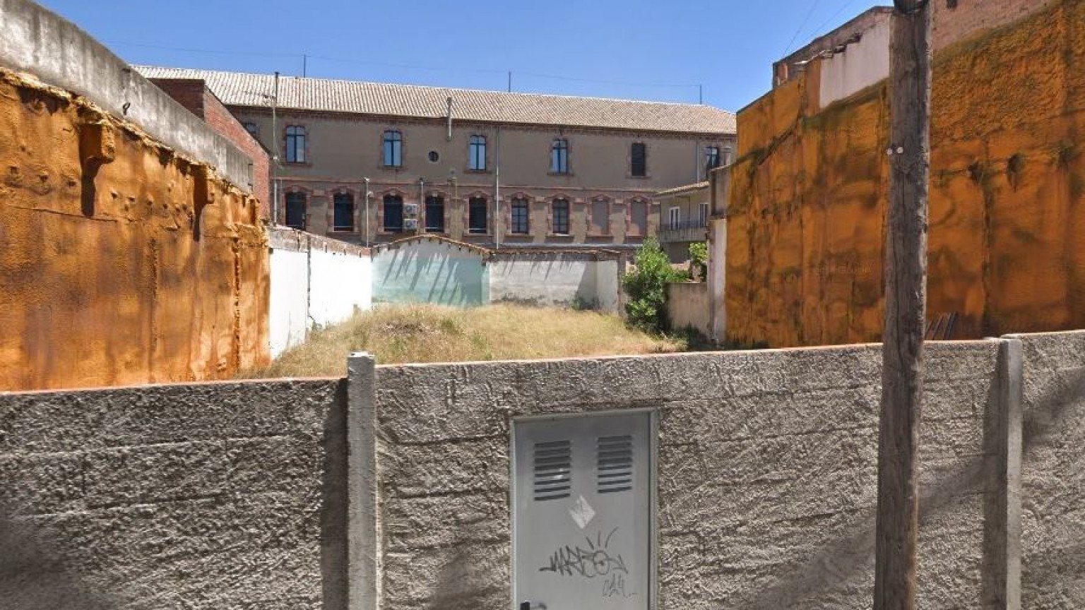 Solar en venta para edificar viviendas plurifamiliares, sup.498,75m², en Figueres.