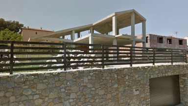 Estructura de casa en venta con jardin, en Agullana