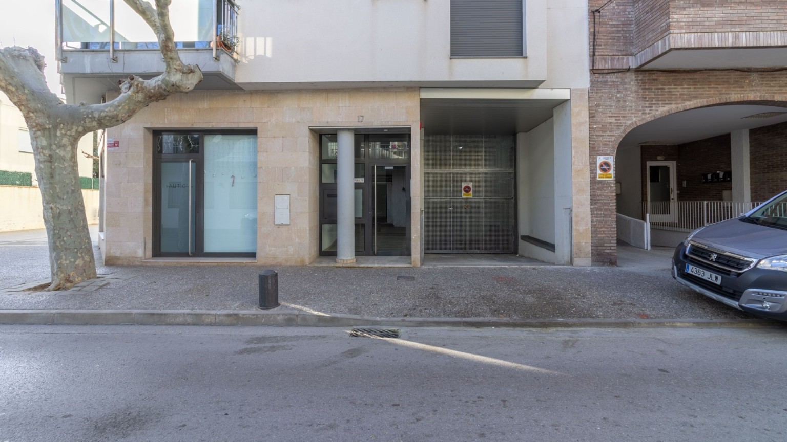 Parking place in a communal building