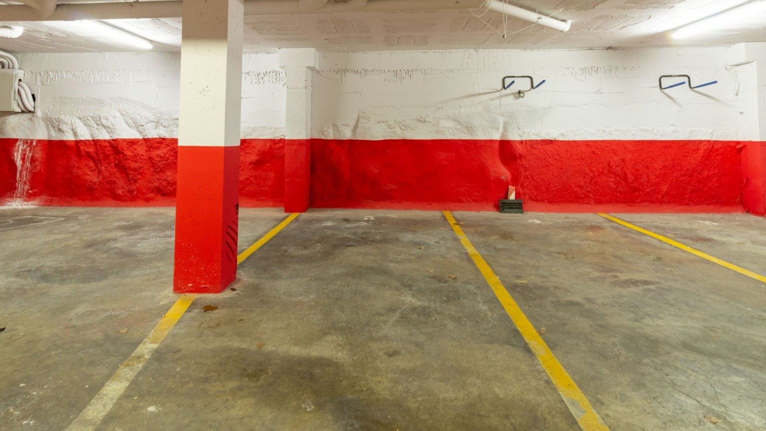 Parking place in a communal building