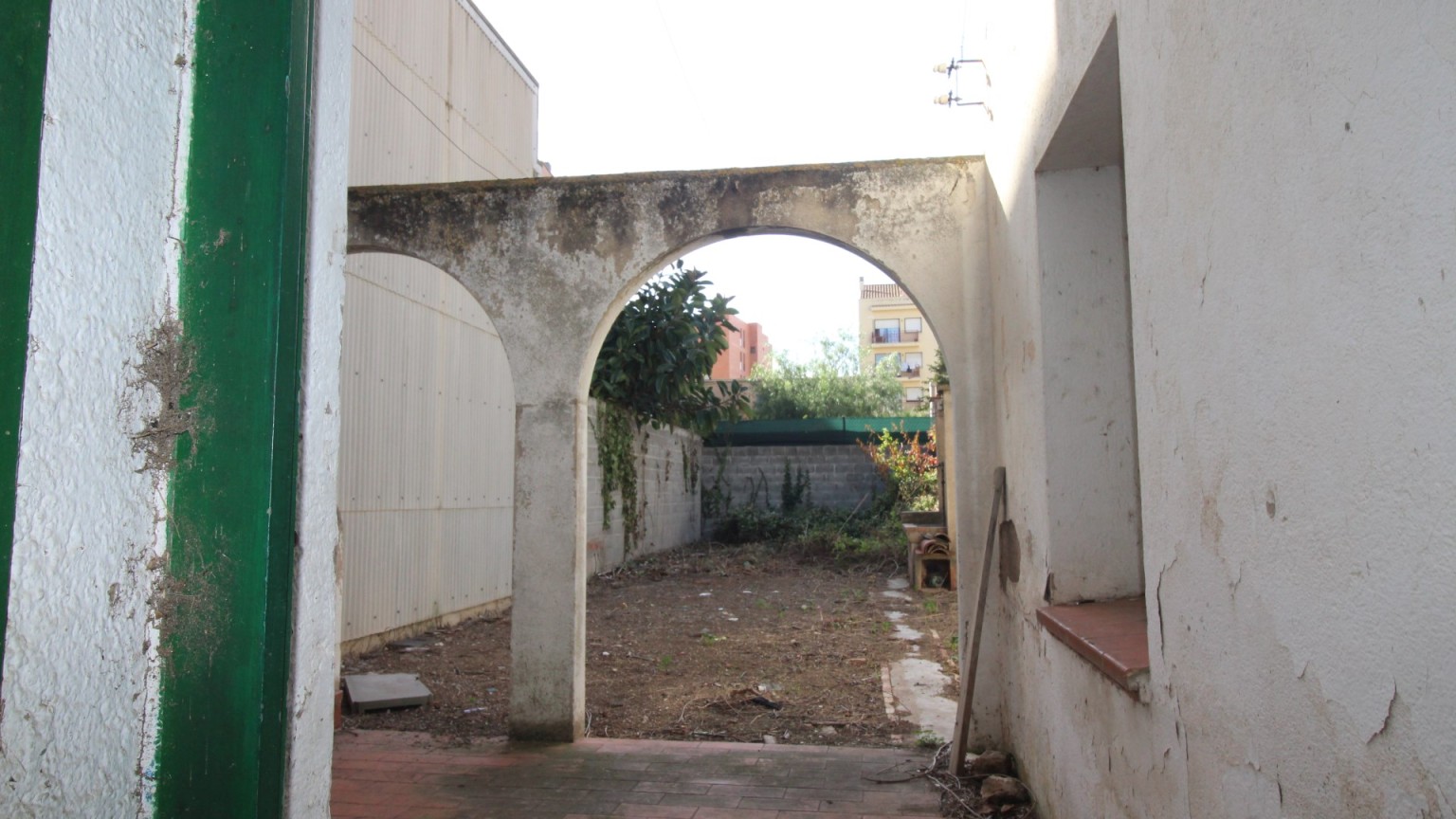 Casa en venta, para restaurar, con jardin. Zona Creu de la Mà