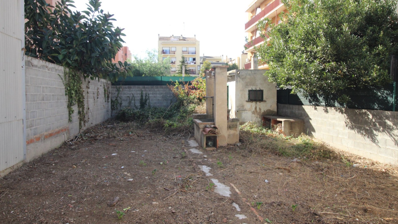 Casa en venta, para restaurar, con jardin. Zona Creu de la Mà