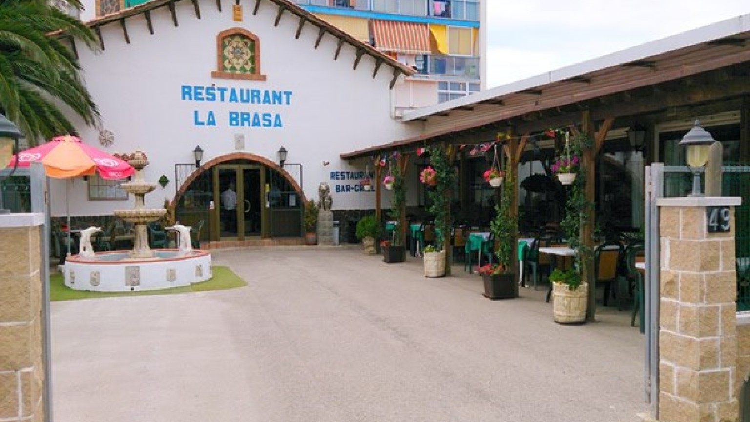 Restaurant location/transfert du 650m²  à Roses, en activité et ayant un bon rendement.