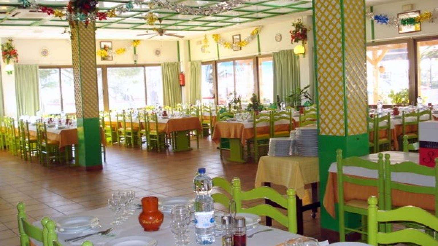 Restaurant for rent/transfer of 650m², area of Roses, in full capacity. 