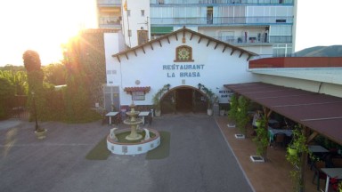 Restaurant for rent/transfer of 650m², area of Roses, in full capacity. 