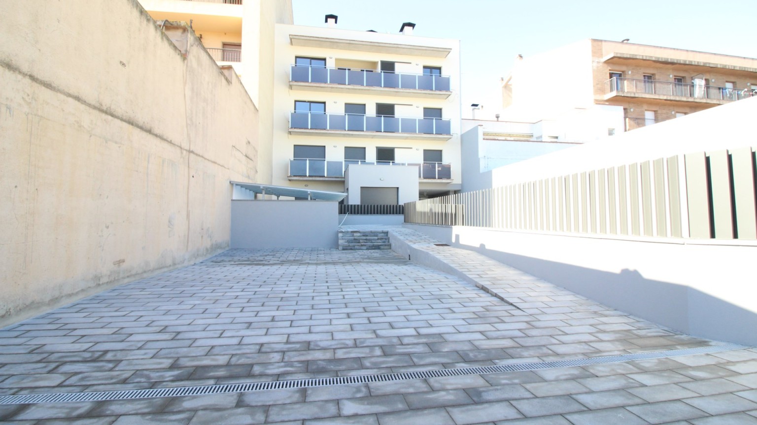 Plaça de pàrquing per moto en venda, a pocs metres del centre.