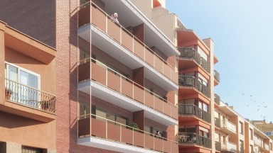 Amplia plaza de aparcamiento en venta, a pocos metros del centro.