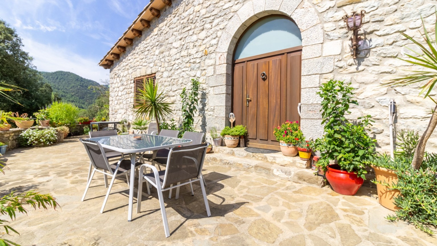 Maison rustique à vendre, entièrement rénovée, avec terrain. Excellente vue.