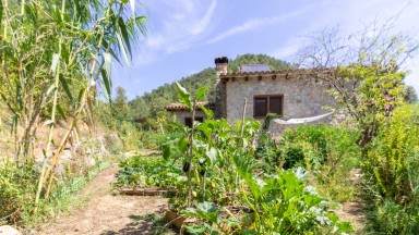 Maison rustique à vendre, entièrement rénovée, avec terrain. Excellente vue.