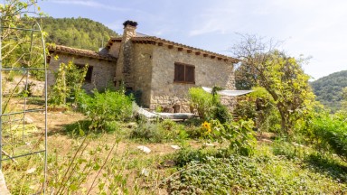 Maison rustique à vendre, entièrement rénovée, avec terrain. Excellente vue.