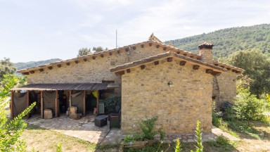 Maison rustique à vendre, entièrement rénovée, avec terrain. Excellente vue.