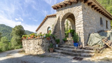 Maison rustique à vendre, entièrement rénovée, avec terrain. Excellente vue.