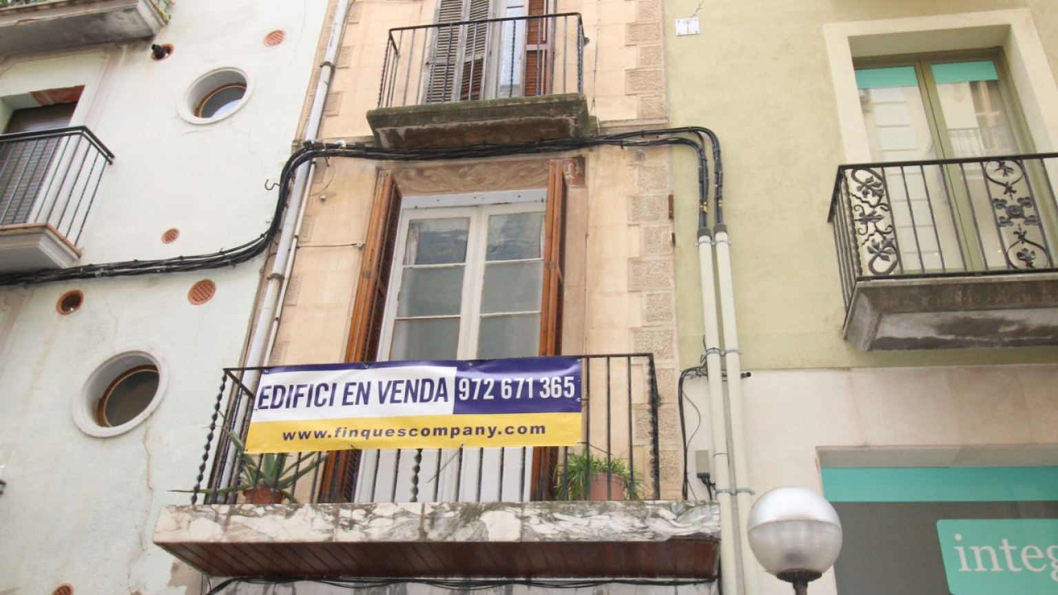Edifici en venda, de planta baixa i tres pisos en el centre de Figueres.