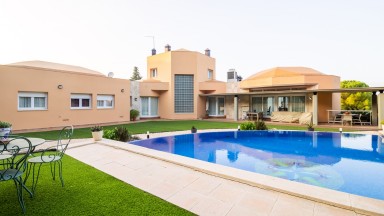 Casa aislada en venta, con gran jardin y piscina privada, en Avinyonet de Puigventós.