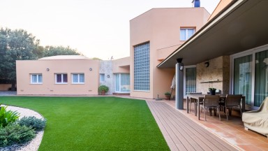Detached house for sale, with large garden and private pool, in Avinyonet de Puigventós.