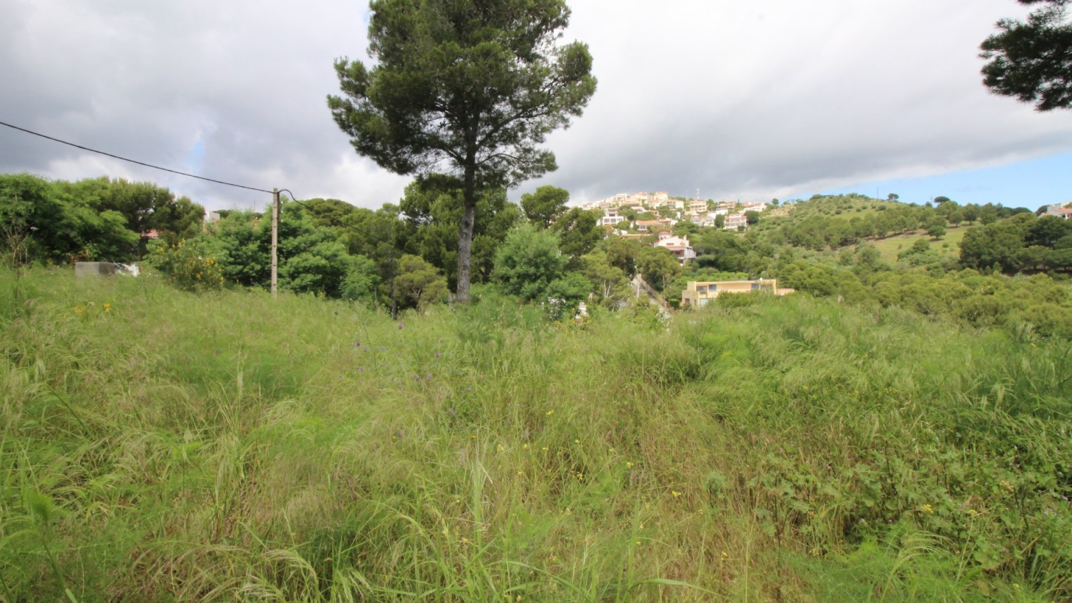 Plot for sale in the nice area of Cap Ras. Ready to build