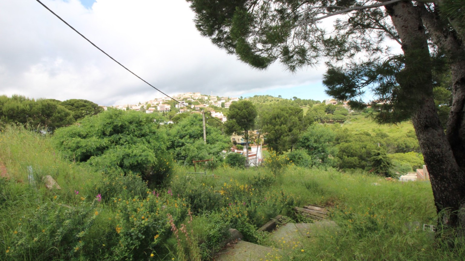 Plot for sale in the nice area of Cap Ras. Ready to build