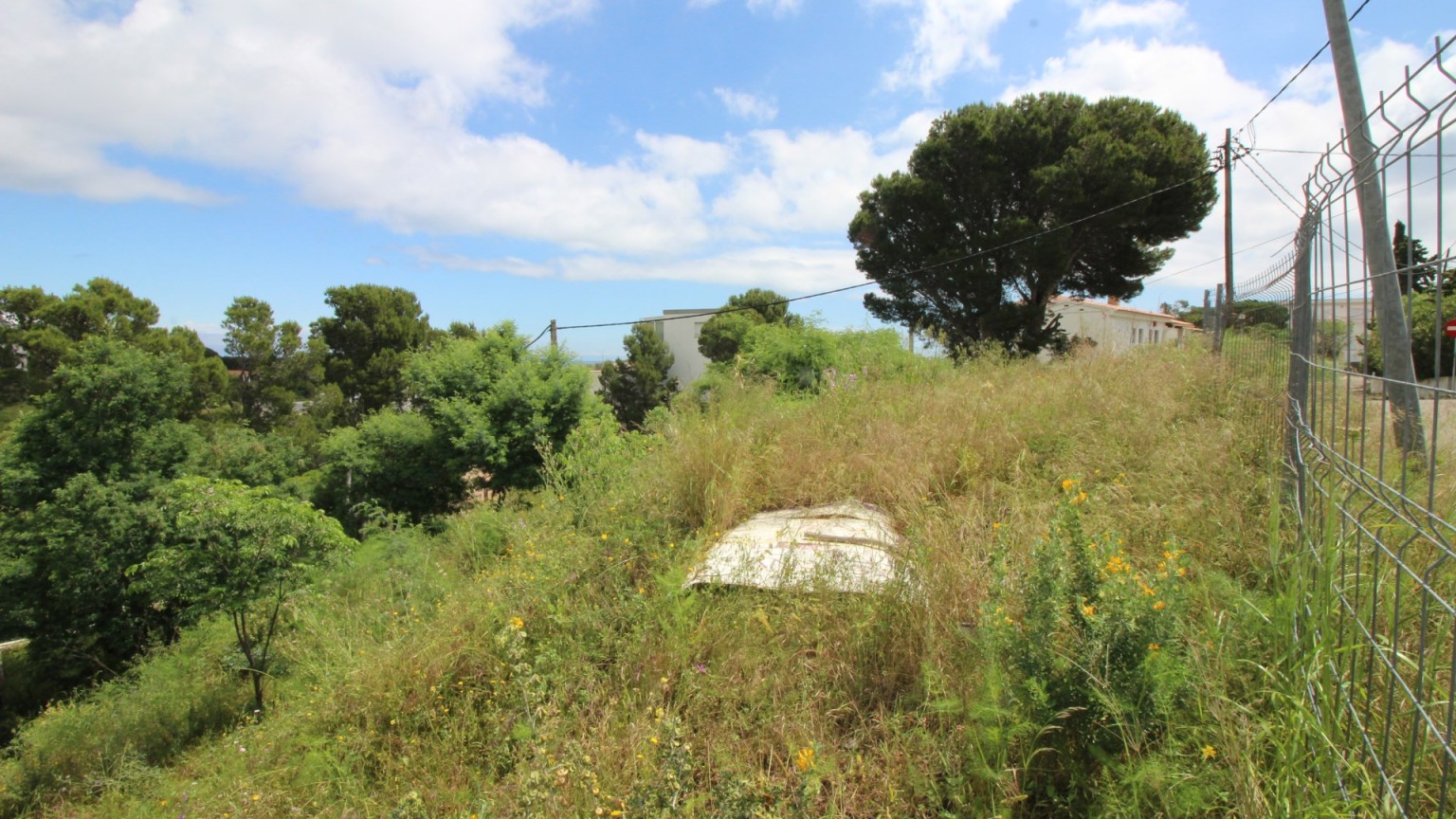 Plot for sale in the nice area of Cap Ras. Ready to build