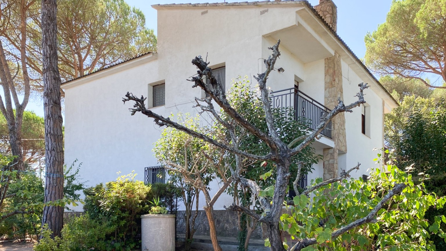 Casa en venda amb piscina  situada 20 min de Girona, amb una superfície de 160 m2.