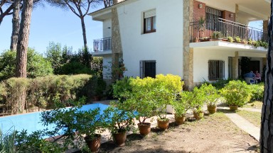 Casa en venta con piscina situada 20 min de Girona, con una superficie de 160 m2. 