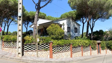 Casa en venda amb piscina  situada 20 min de Girona, amb una superfície de 160 m2.