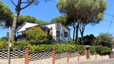 House for sale with pool located 20 minutes from Girona, with an area of ​​160 m2