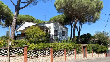 Casa en venda amb piscina  situada 20 min de Girona, amb una superfície de 160 m2.