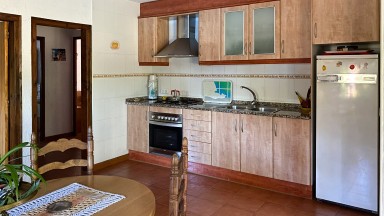 Casa en venta con piscina situada 20 min de Girona, con una superficie de 160 m2. 