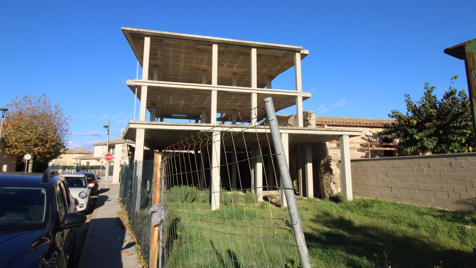 Casa en estructura, per finalitzar en venda, de dues plantes, amb jardí privat, a Vila-sacra.