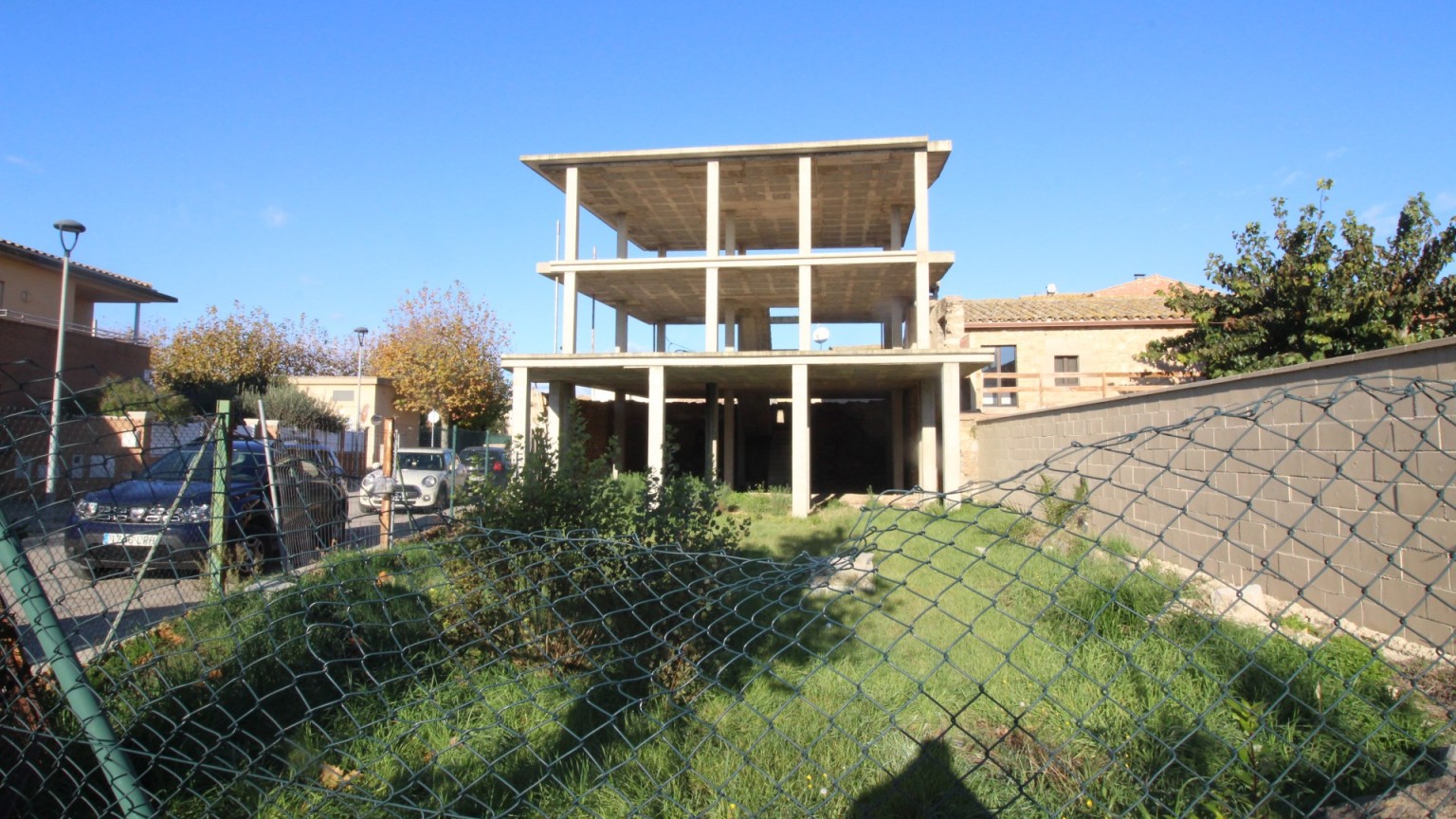 Casa en estructura, per finalitzar en venda, de dues plantes, amb jardí privat, a Vila-sacra.