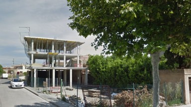 Maison en structure, à finir en vente, de deux plantes, avec jardin privé, à Vila-sacra.