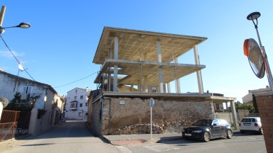 Casa en estructura, per finalitzar en venda, de dues plantes, amb jardí privat, a Vila-sacra.