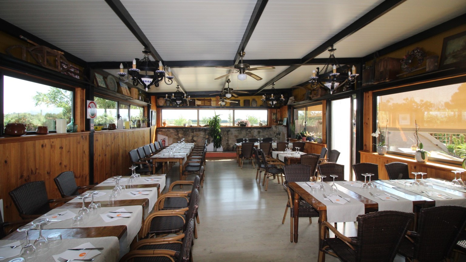 Restaurant et maison à vendre, avec piscine et jardin, à Perelada.