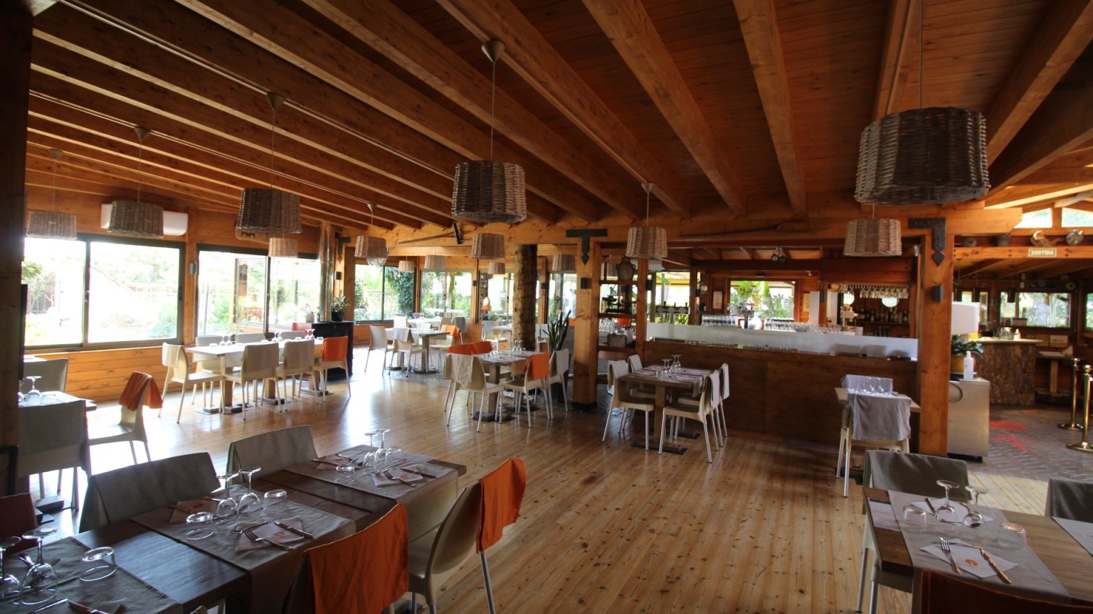 Restaurant et maison à vendre, avec piscine et jardin, à Perelada.