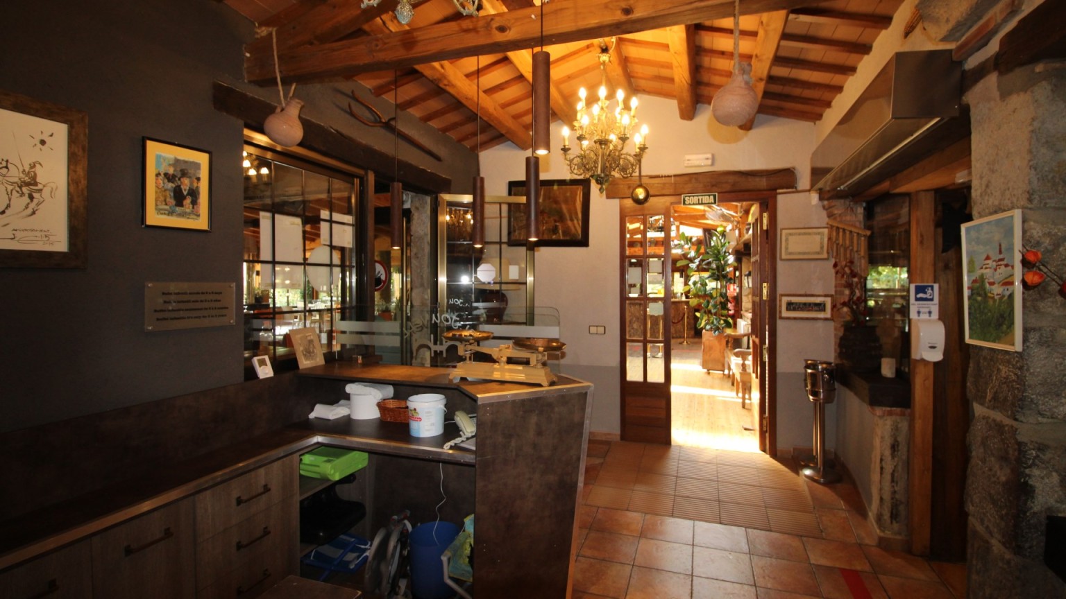 Restaurant et maison à vendre, avec piscine et jardin, à Perelada.