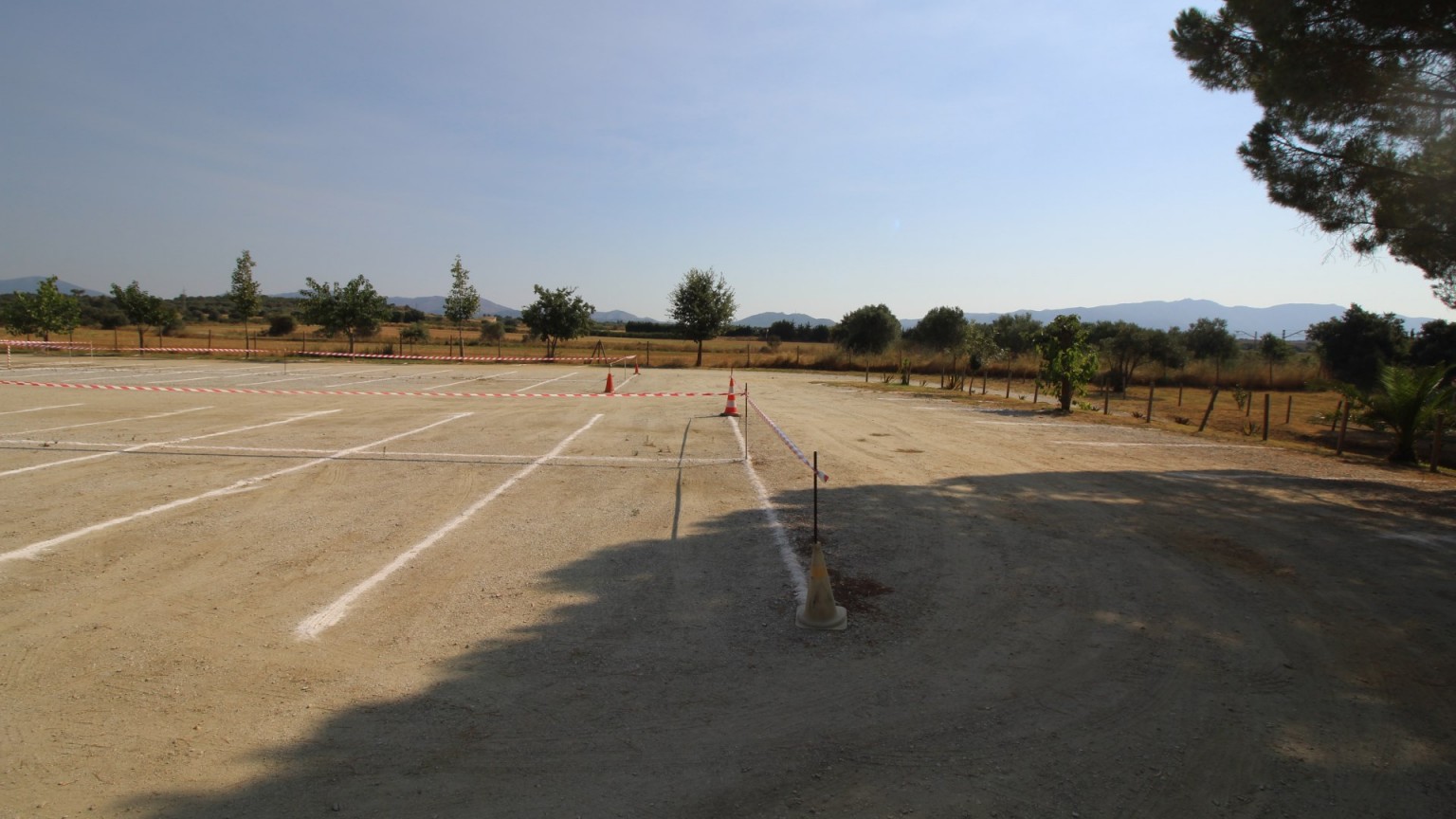 Restaurante-vivienda en venta, con piscina y jardin, en Perelada.