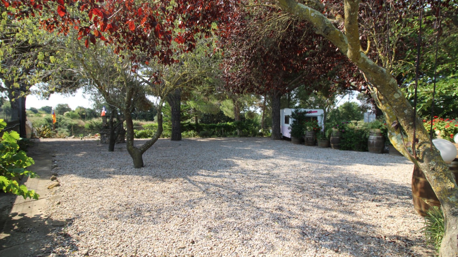 Restaurant et maison à vendre, avec piscine et jardin, à Perelada.