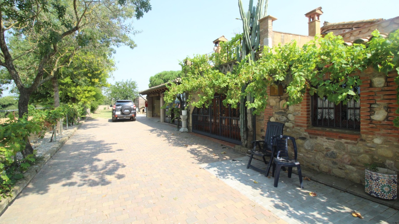 Restaurante-vivienda en venta, con piscina y jardin, en Perelada.