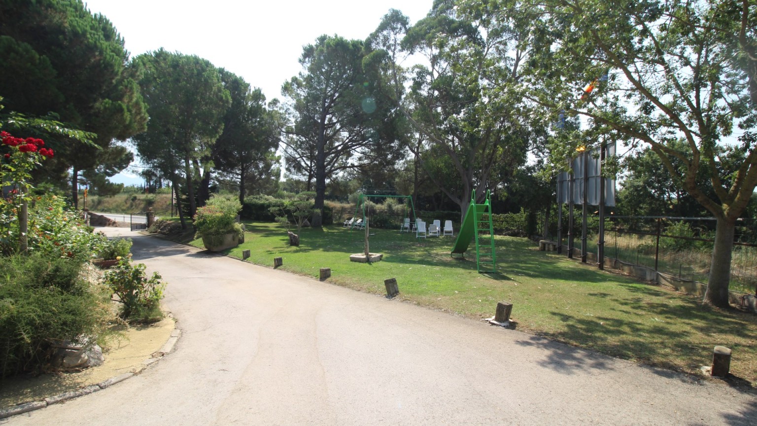 Restaurant-habitatge en venda, amb piscina i jardí, a Peralada.