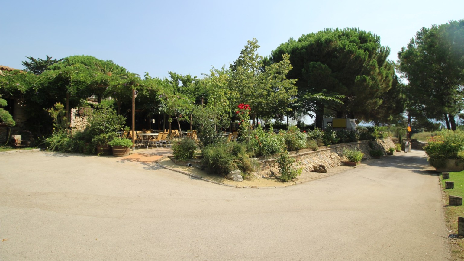 Restaurant-habitatge en venda, amb piscina i jardí, a Peralada.