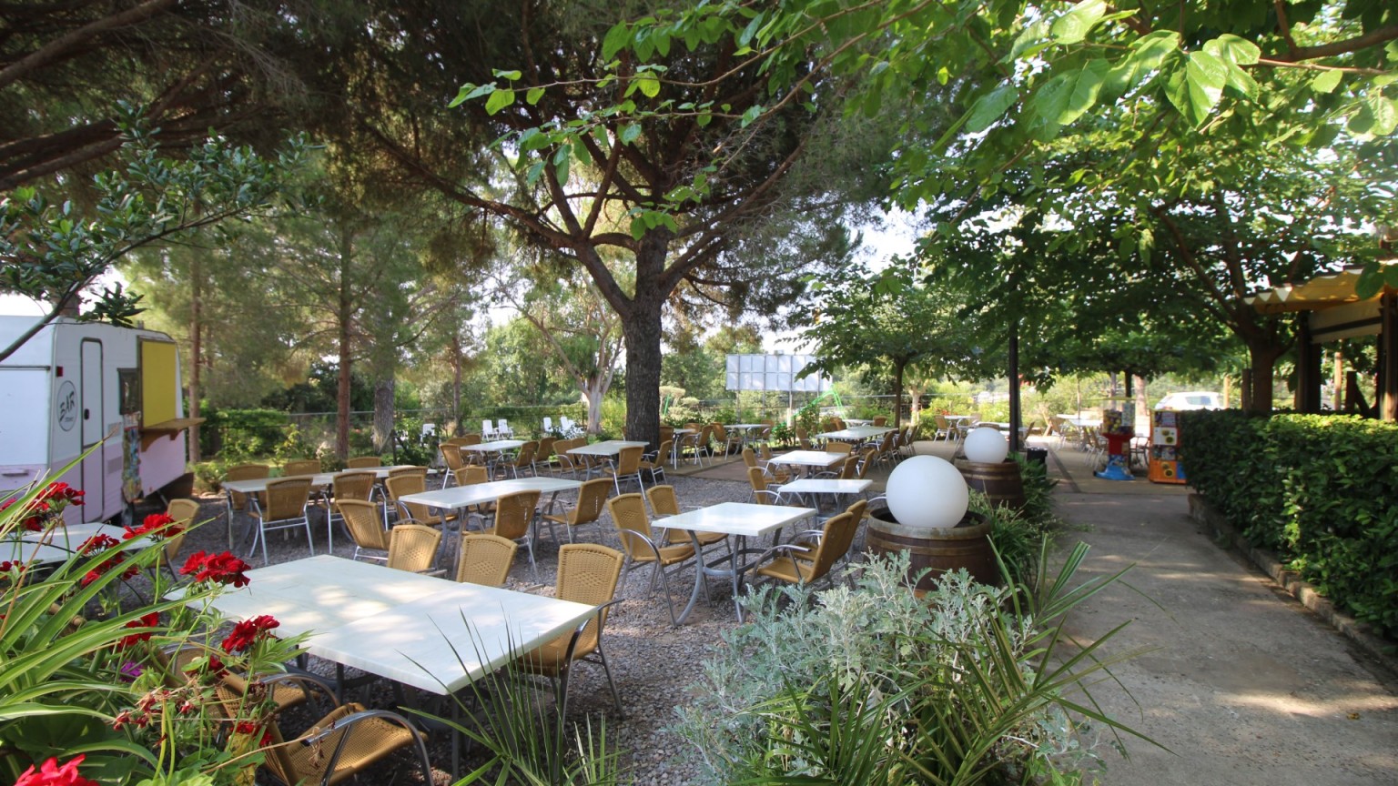 Restaurant et maison à vendre, avec piscine et jardin, à Perelada.