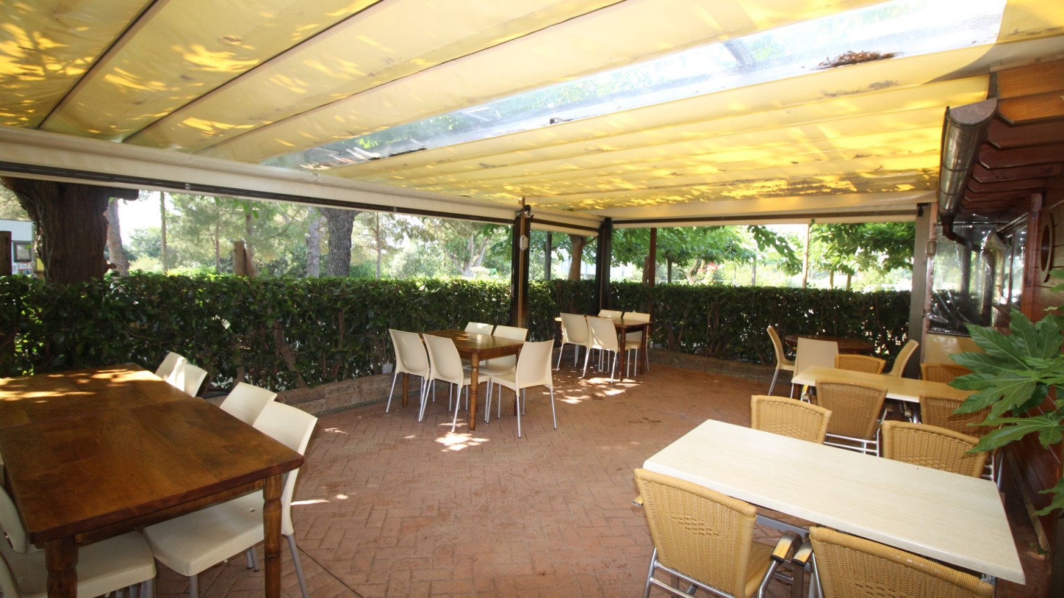 Restaurante-vivienda en venta, con piscina y jardin, en Perelada.