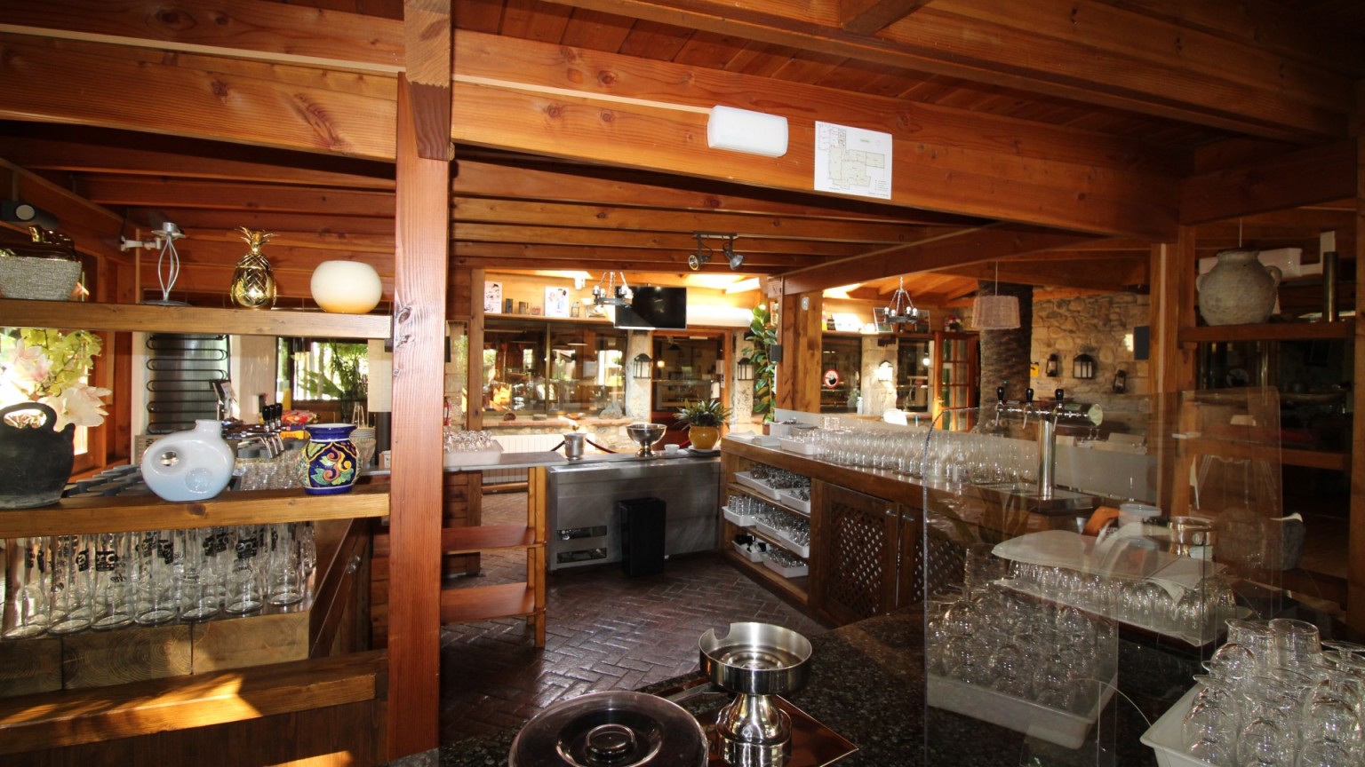 Restaurant et maison à vendre, avec piscine et jardin, à Perelada.