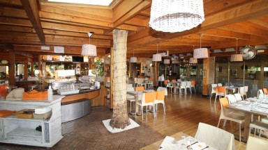 Restaurant et maison à vendre, avec piscine et jardin, à Perelada.